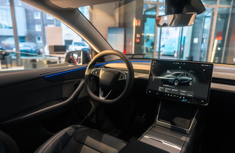 Tesla Model Y interiør med sort sete og touchskjerm