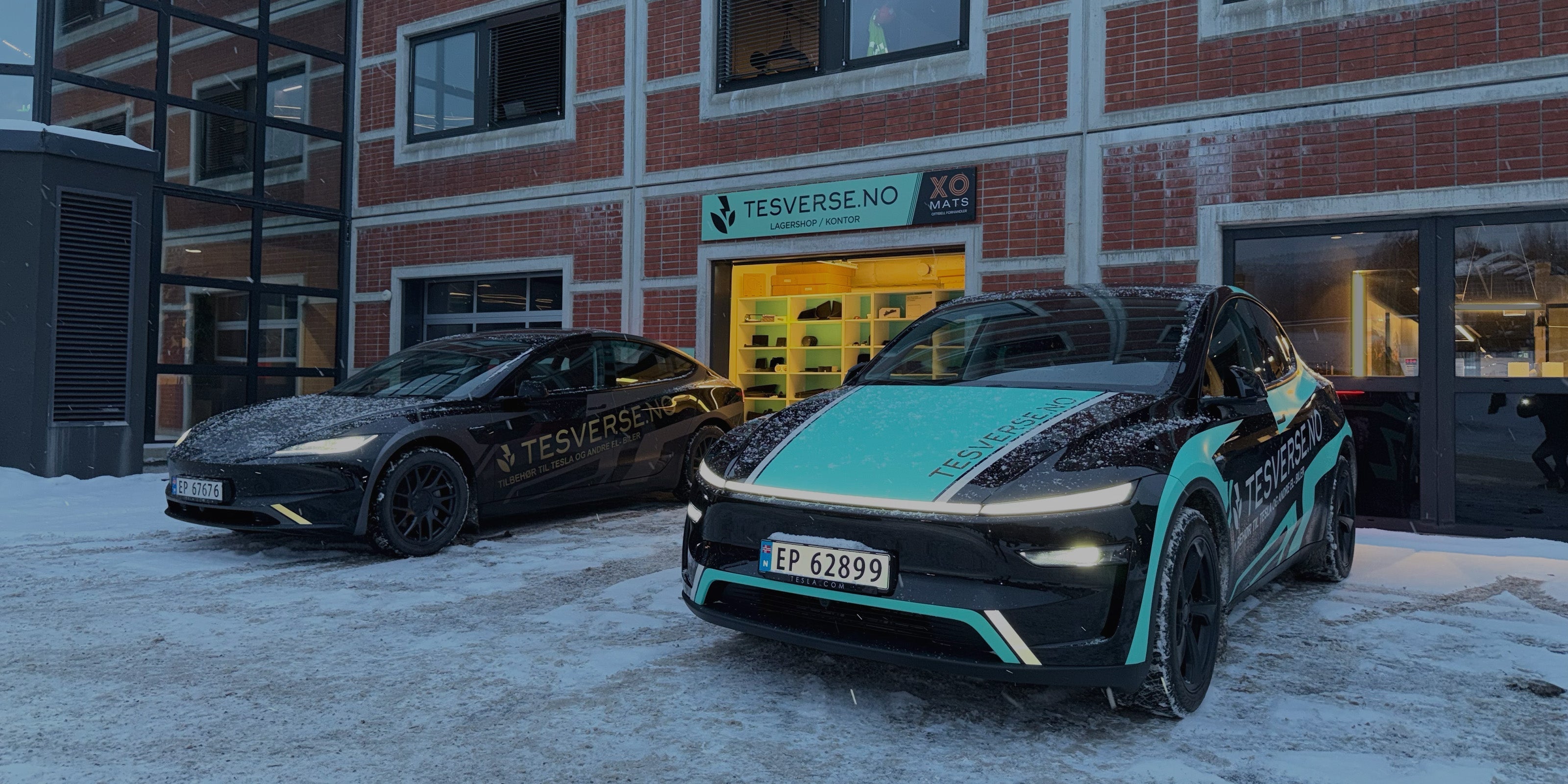Tesverse-butikken i Drammen — fasaden med to Tesverse-brandede Tesla-er